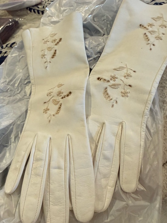 Other - Vintage Italian Kid White Leather Embroidered Gloves